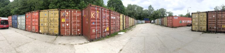 self storage kraków - panorama kontenerów samoobsługowych o różnych kolorach